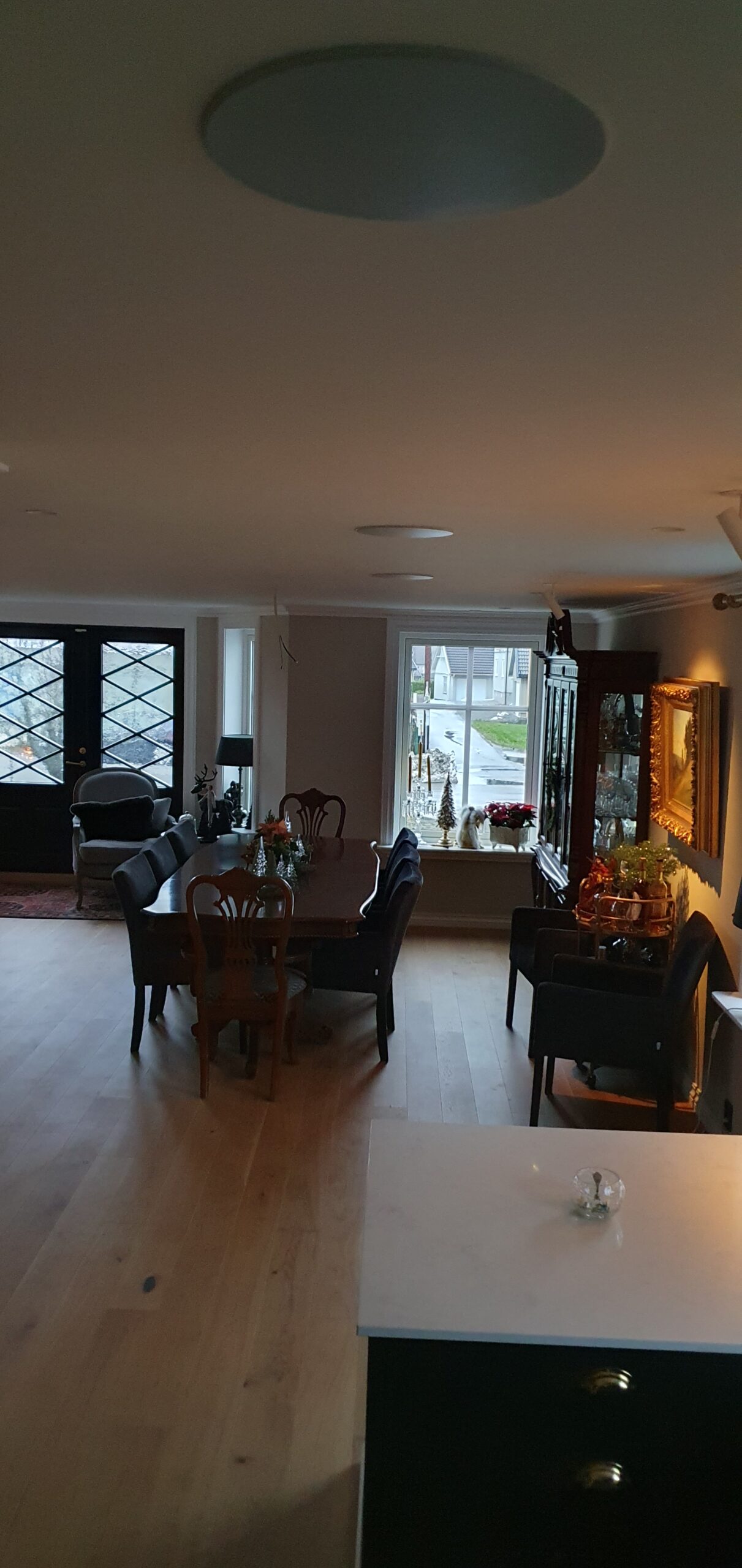 Multiromlyd, skjulte høyttalere og kabler